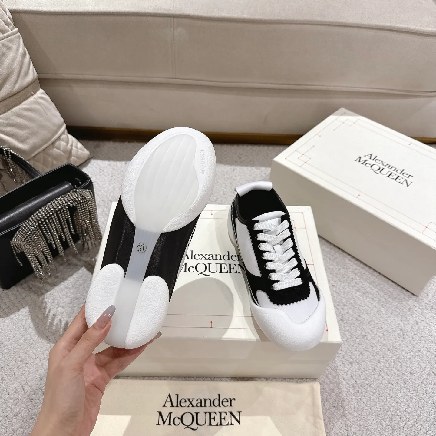 👟👟Ex-factory price 600👟👟 Men's size +10 2025 McQueen's new AIexanderMcQUEEN✅ The original quality has been certified! The original version is reproduced 1:1, and the latest lace-up casual shoes are released simultaneously. • McQueen logo • Round toe box • Lightweight segmented sole design, made of imported stretch breathable fabric + grained cowhide, soft inner lining and insole, comfortable for walking and not stuffy on the feet. Five colors: black/white·white·off-white·black/brown·yellow Fabric: grained cowhide + stretch fabric + cow suede Insole: imported sheepskin Women’s model: 35–40 (40 for women is not returnable) Men’s model: 39–45 (45 for men is not returnable)